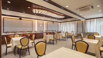 Café da manhã com buffet todos os dias (INR 448 por pessoa)