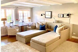 Smart-TV, Bücher, Stereoanlage