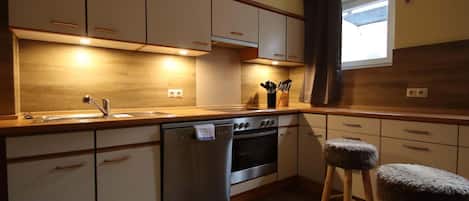 Frigorífico, horno, placa de cocina y lavavajillas