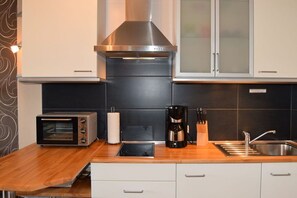 Køleskab, mikrobølgeovn, ovn, kogeplade