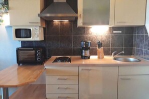 Réfrigérateur, un four, surface de cuisson