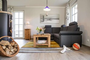 Smart-tv, een open haard en een stereo