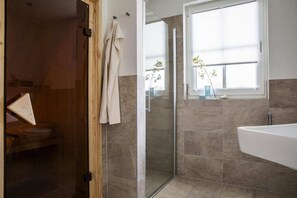 Shower - Luxushaus Bodstedt mit Sauna am Bodden (Fuhlendorf)