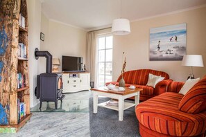 Fernseher, Kamin, Stereoanlage