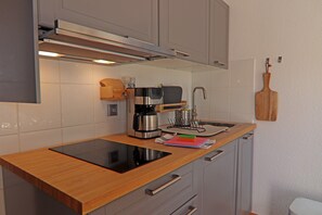Fridge, stovetop, coffee/tea maker, electric kettle