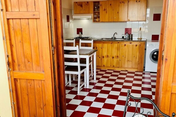 Refrigerador, microondas, parrilla de estufa y cafetera y tetera 