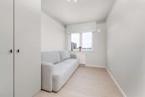 2 soverom, skrivebord, skrivebord for bærbar PC og barnesenger