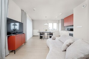 Apartamento, 2 habitaciones, balcón, vistas al río | 2 dormitorios, escritorio, espacio para trabajar con un portátil