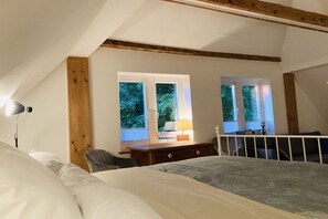 Työpöytä, ilmainen Wi-Fi, vuodevaatteet