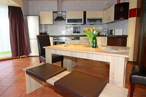 Frigorífico, microondas, horno y placa de cocina