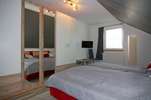 2 bedrooms, travel crib, free WiFi