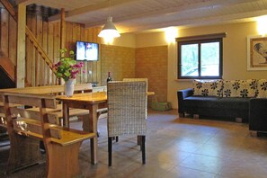 Dining Room - Holiday home with jacuzzi and private garden (Gizycko)