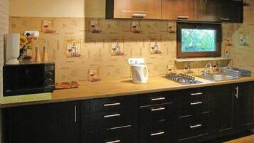 Kjøleskap, mikrobølgeovn, kokeplater og kaffetrakter/tekoker