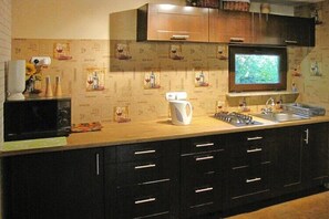 Frigorífic, microones, placa de cuina i cafetera i tetera 