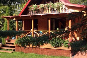 Holiday Home Exterior [summer] - Holiday home with jacuzzi and private garden (Gizycko)