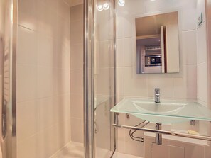 Regadera, secadora de cabello, toallas, papel de baño 