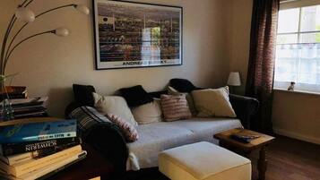 Smart-TV, Kamin, Bücher