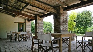 Outdoor dining - Casa Mare Holiday in Vallugola (Vallugola)