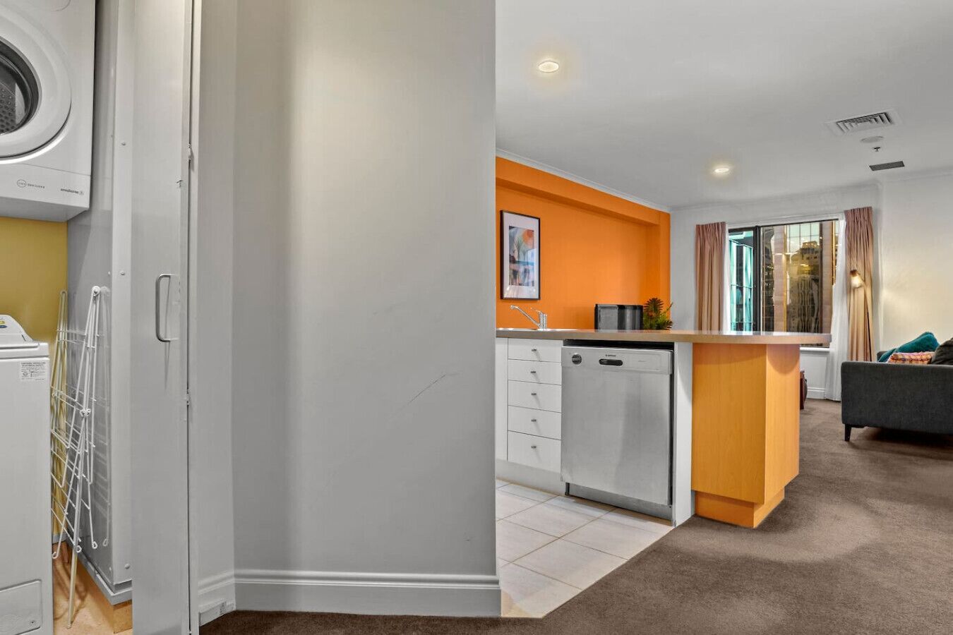 Ein modernes Apartment mit Küche, Essbereich und Wohnzimmer.