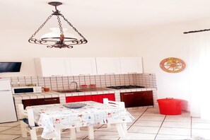 Geladeira, fogão, cooktop, cadeirão de bebê