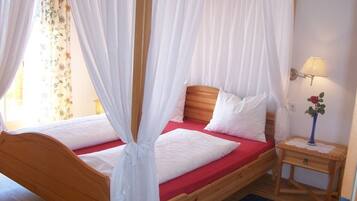 1 Schlafzimmer, Schreibtisch, Bügeleisen/Bügelbrett, Reisekinderbett