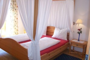 1 habitación, escritorio, tabla de planchar con plancha y cuna de viaje 