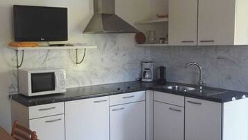 Kühlschrank, Mikrowelle, Herdplatte, Geschirrspüler