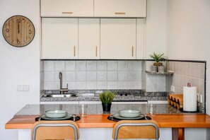 Geladeira, talheres/pratos/utensílios de cozinha