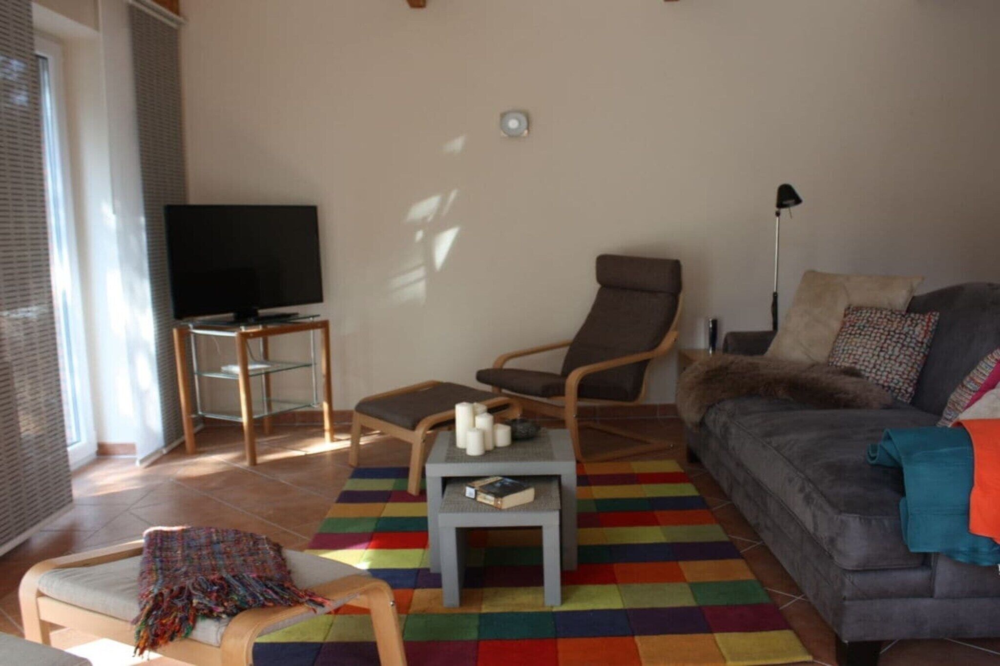 Een smart-tv, een dvd-speler, boeken en een stereo