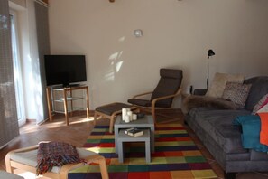 Smart-TV, DVD-spiller, bøker og stereoanlegg