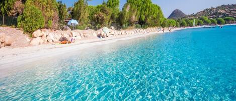 Plage, chaises longues