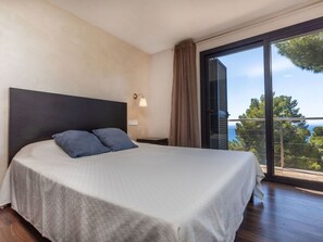 4 slaapkamers, een bureau, een strijkplank/strijkijzer, wifi