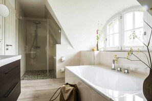 Shower, hair dryer - Luxurioeses Ferienhaus in Fuhlendorf (Fuhlendorf)