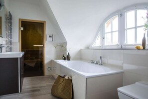 Shower, hair dryer - Luxurioeses Ferienhaus in Fuhlendorf (Fuhlendorf)