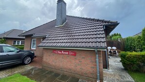 Een bakstenen gebouw met een pannendak en schoorsteen. Een bord aan het gebouw met de tekst 