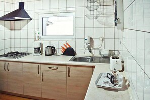 Jääkaappi, uuni, liesi, astianpesukone