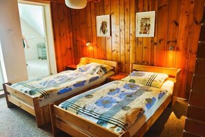 5 間睡房、可攜式嬰兒床、免費 Wi-Fi、床單