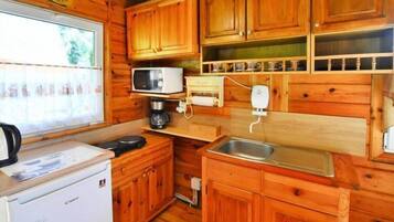 Frigorífico, microondas, placa de cocina y cafetera o tetera