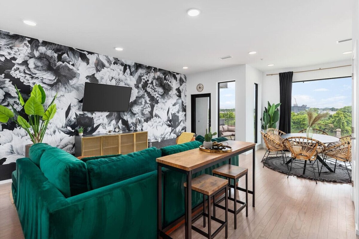 River View High-End Condo with Private Patio and FREE Parking