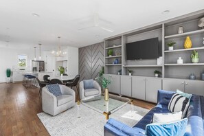 Smart TV, fireplace - WALK to Belmont and 12 South - Private Patio & Garage (Nashville)