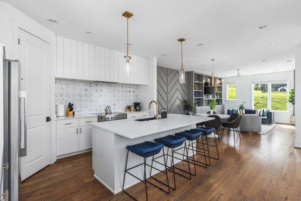 Fridge, microwave, oven, stovetop - WALK to Belmont and 12 South - Private Patio & Garage (Nashville)