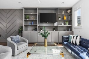 Smart TV, fireplace - WALK to Belmont and 12 South - Private Patio & Garage (Nashville)