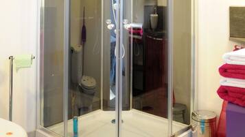 Douche, sèche-cheveux, serviettes fournies, savon