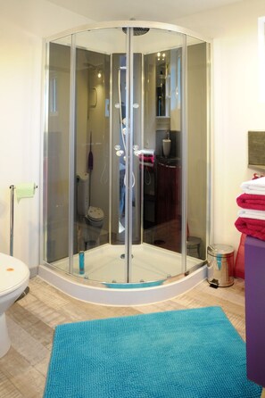 Een douche, een haardroger, handdoeken, zeep