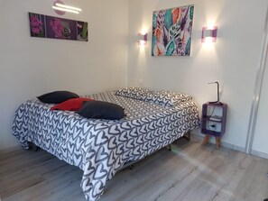 Een strijkplank/strijkijzer, wifi, beddengoed