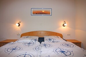 2 bedrooms, travel crib