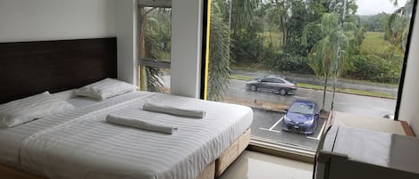 Deluxe-rum - 1 kingsize-säng - icke-rökare - utsikt mot staden | Skrivbord, ljudisolering, strykjärn/strykbräda och gratis wi-fi