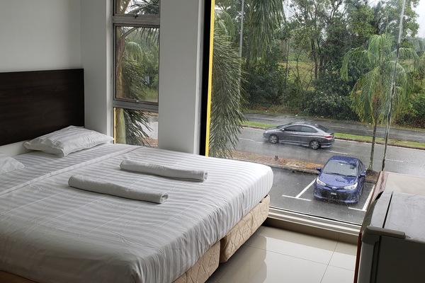 Deluxe Room, 1 King Bed, Non Smoking, City View | Desk, soundproofing, iron/ironing board (on request), WiFi (free)