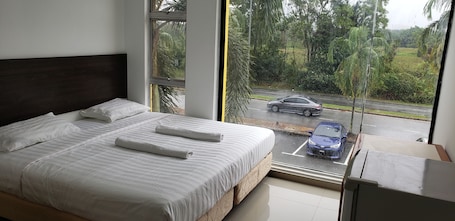 Deluxe Room, 1 King Bed, Non Smoking, City View | Desk, soundproofing, iron/ironing board, free WiFi