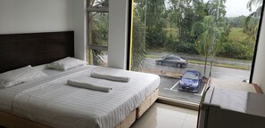 Habitación Deluxe, 1 cama King size, para no fumadores, vista a la ciudad | Escritorio, insonorización, tabla de planchar con plancha y wifi gratis